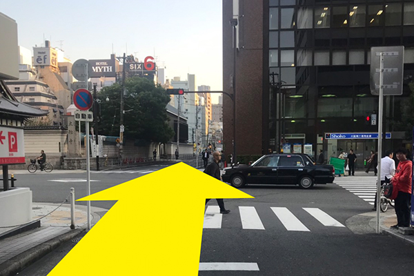 信号を渡り、（左）太融寺と（右）大阪商工信用金庫の間の道